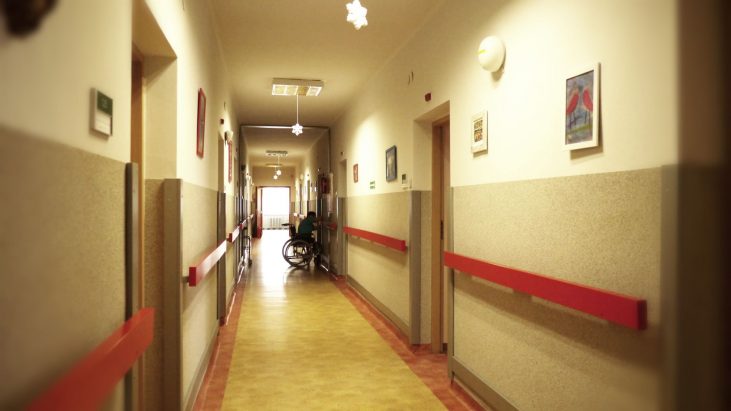 na zdjęciu korytarz z oporęczowaniem dla osób niepełnosprawnych