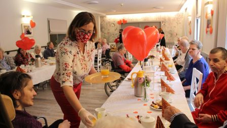 widok jadalni, na stołach czerwone balony-serca